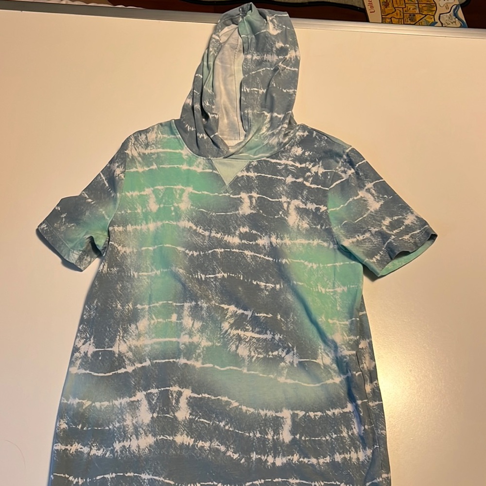 Short sleeve hooded T-shirt